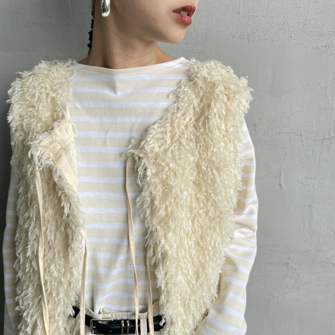 nenom [ネノム] 前後2WAY フェザーフリンジショートベスト [NE24132007] 21 IVORY &&モデル身長：150cm 着用サイズ：F&&