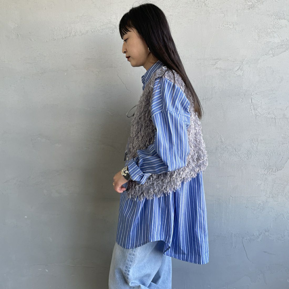 nenom [ネノム] 前後2WAY フェザーフリンジショートベスト [NE24132007] 07 GRAY &&モデル身長：150cm 着用サイズ：F&&