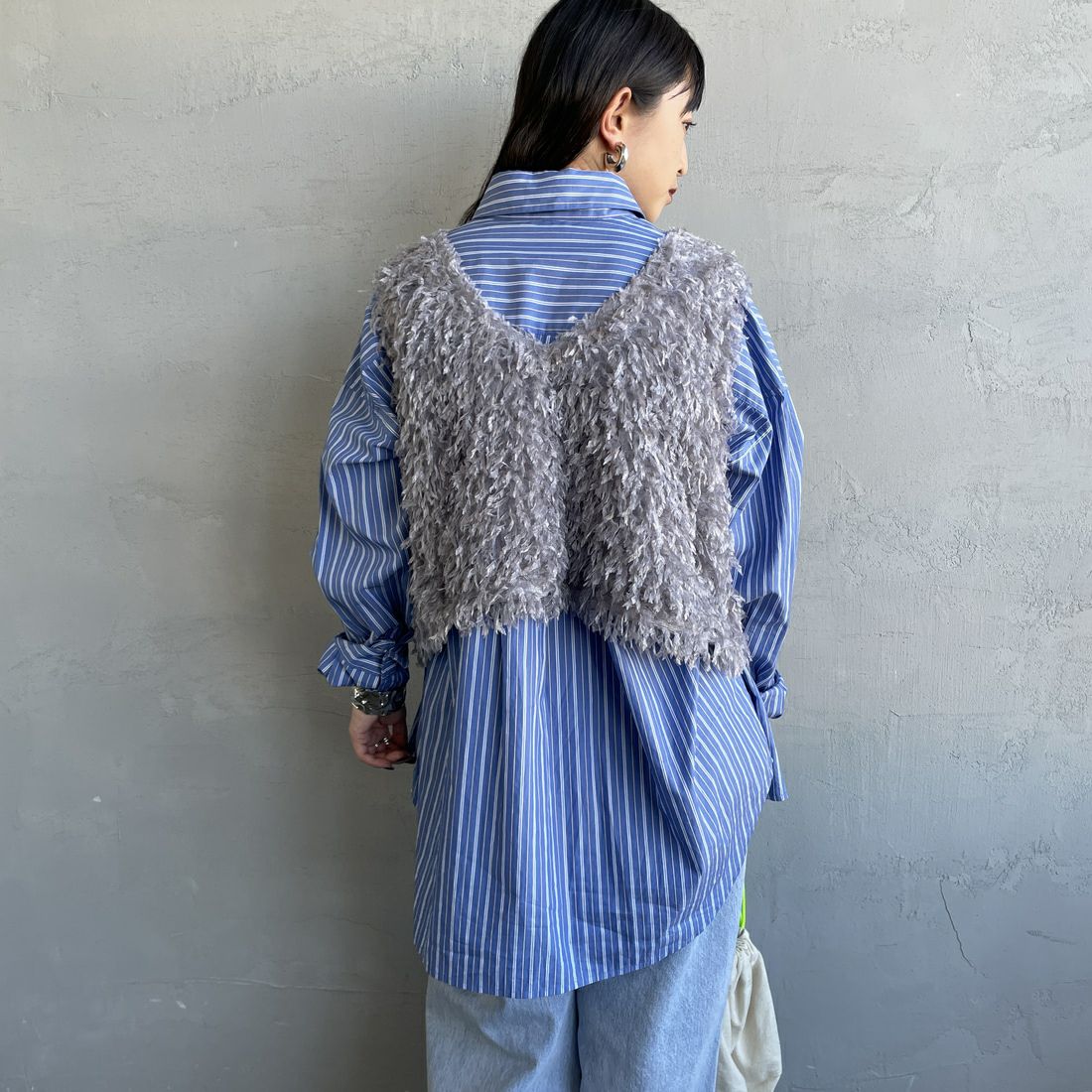 nenom [ネノム] 前後2WAY フェザーフリンジショートベスト [NE24132007] 07 GRAY &&モデル身長：150cm 着用サイズ：F&&