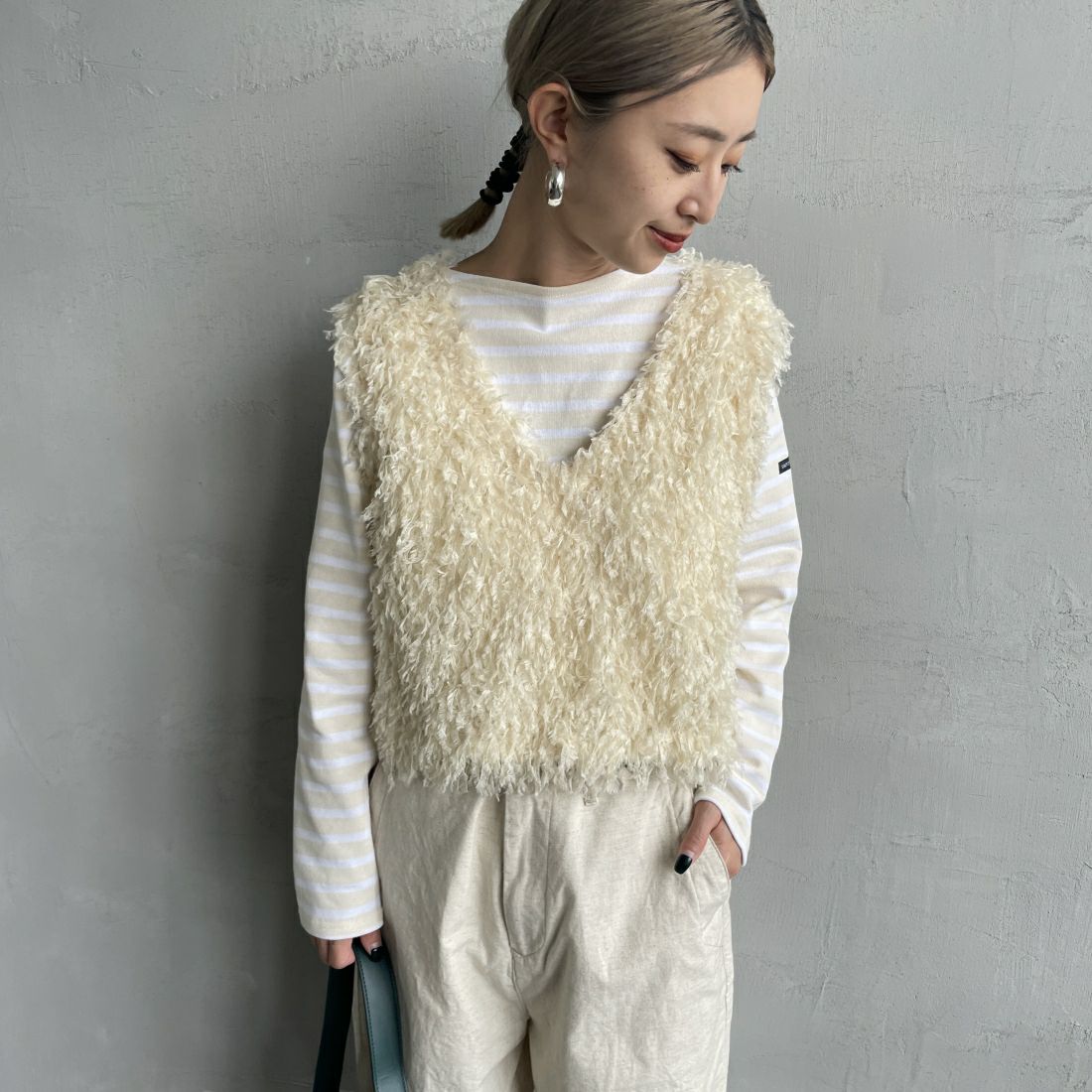 nenom [ネノム] 前後2WAY フェザーフリンジショートベスト [NE24132007] 21 IVORY &&モデル身長：150cm 着用サイズ：F&&