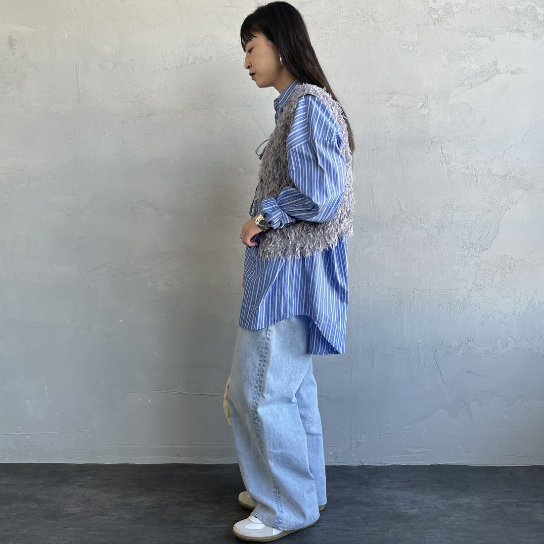 nenom [ネノム] 前後2WAY フェザーフリンジショートベスト [NE24132007] 07 GRAY &&モデル身長：150cm 着用サイズ：F&&