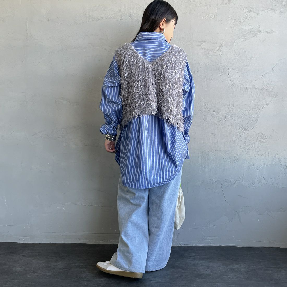 nenom [ネノム] 前後2WAY フェザーフリンジショートベスト [NE24132007] 07 GRAY &&モデル身長：150cm 着用サイズ：F&&