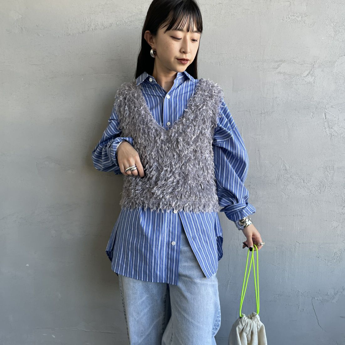 nenom [ネノム] 前後2WAY フェザーフリンジショートベスト [NE24132007] 07 GRAY &&モデル身長：150cm 着用サイズ：F&&