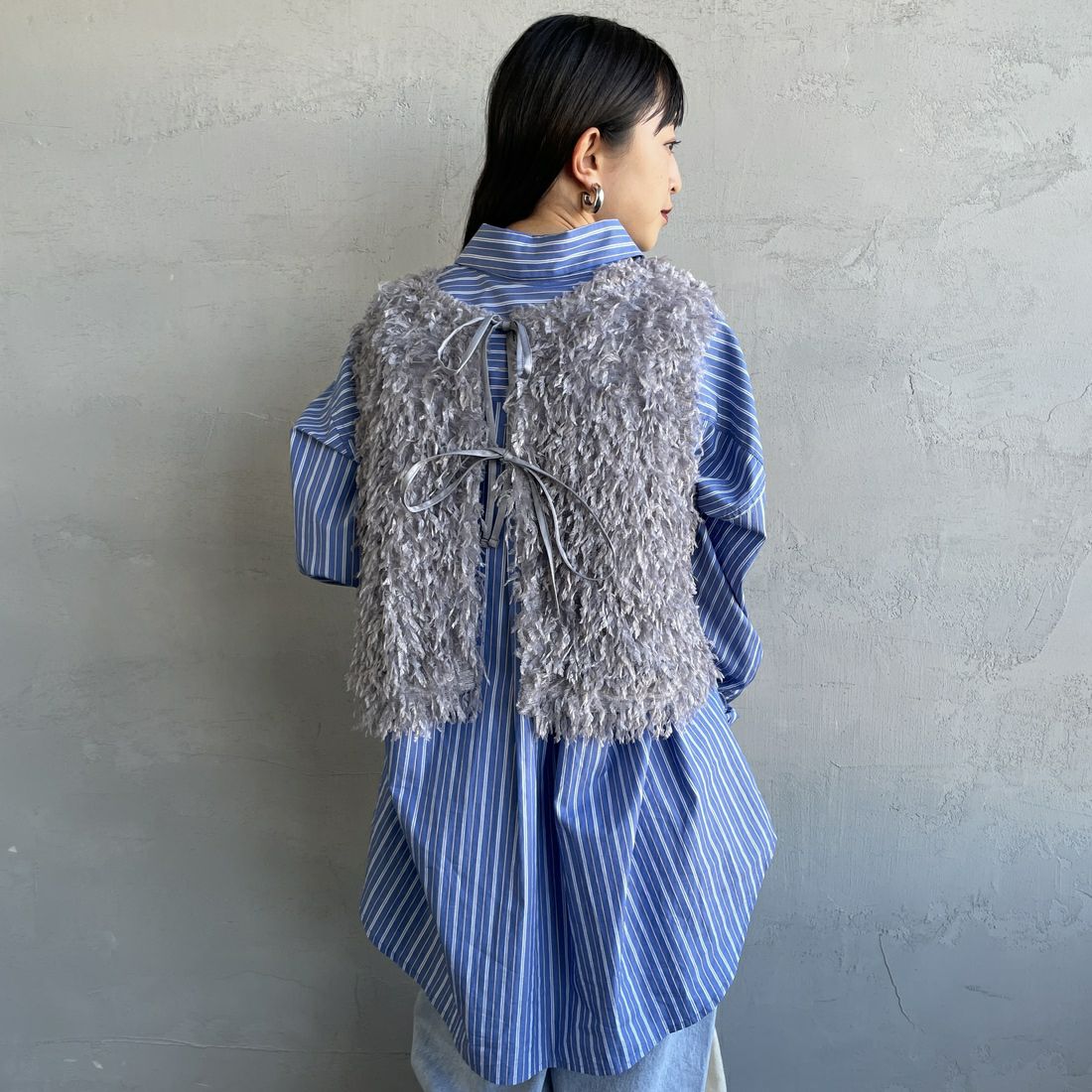 nenom [ネノム] 前後2WAY フェザーフリンジショートベスト [NE24132007] 07 GRAY &&モデル身長：150cm 着用サイズ：F&&