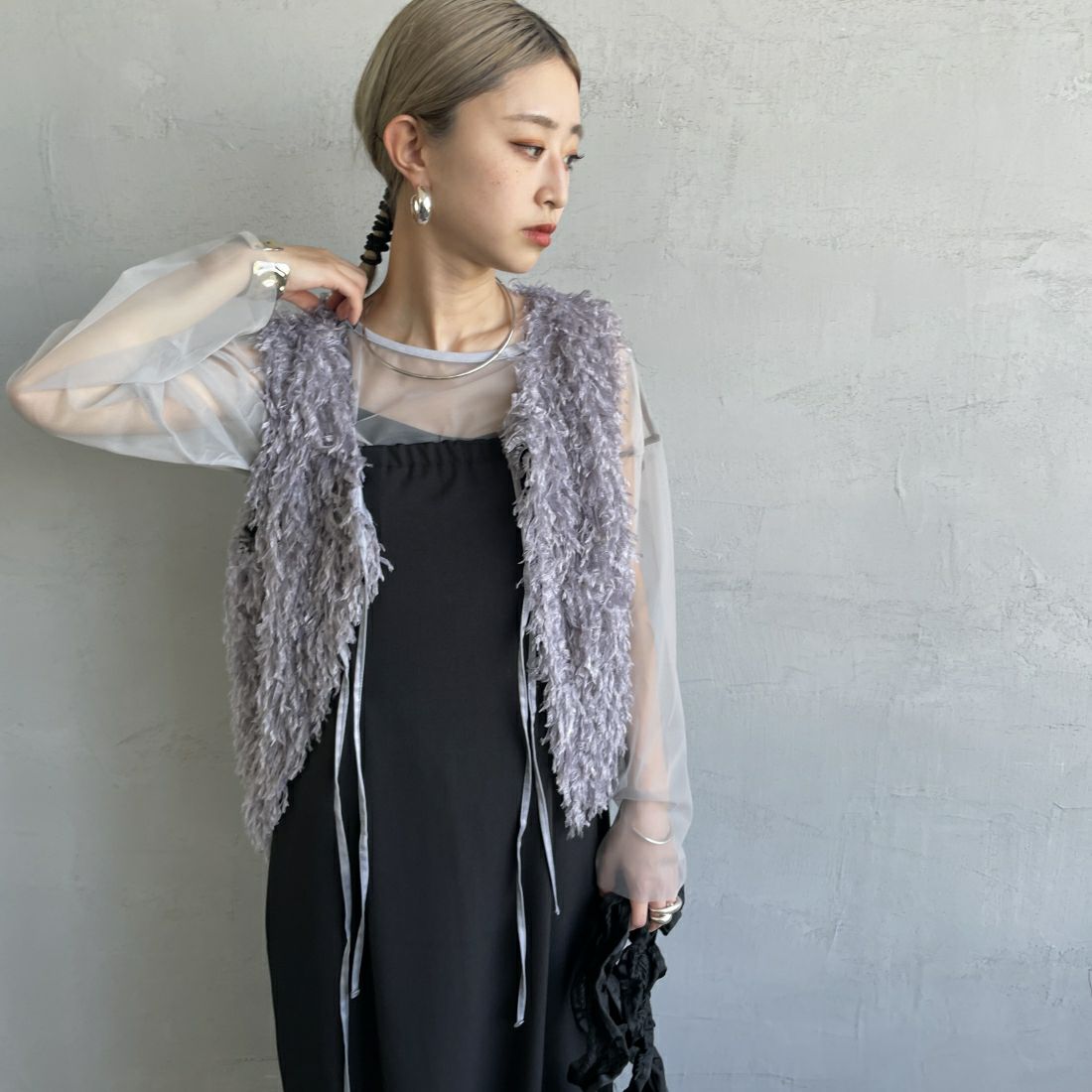 nenom [ネノム] 前後2WAY フェザーフリンジショートベスト [NE24132007] 07 GRAY &&モデル身長：150cm 着用サイズ：F&&