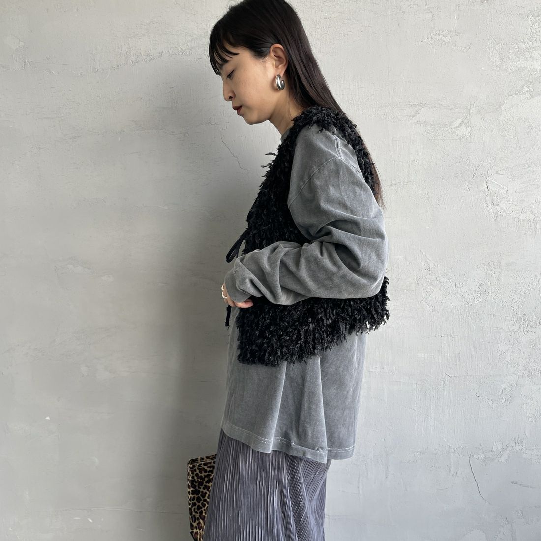 nenom [ネノム] 前後2WAY フェザーフリンジショートベスト [NE24132007] 09 BLACK &&モデル身長：150cm 着用サイズ：F&&