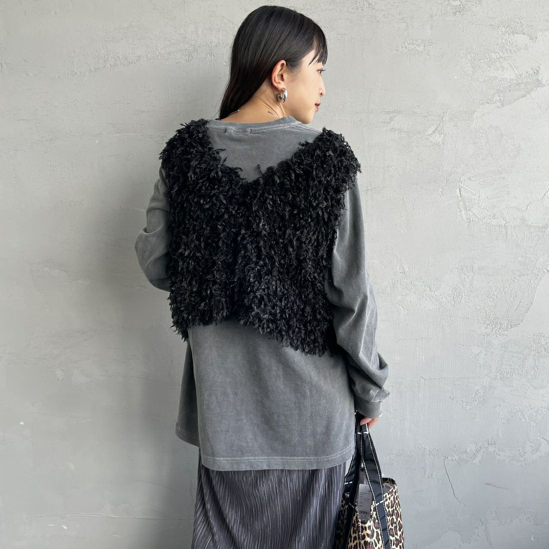 nenom [ネノム] 前後2WAY フェザーフリンジショートベスト [NE24132007] 09 BLACK &&モデル身長：150cm 着用サイズ：F&&