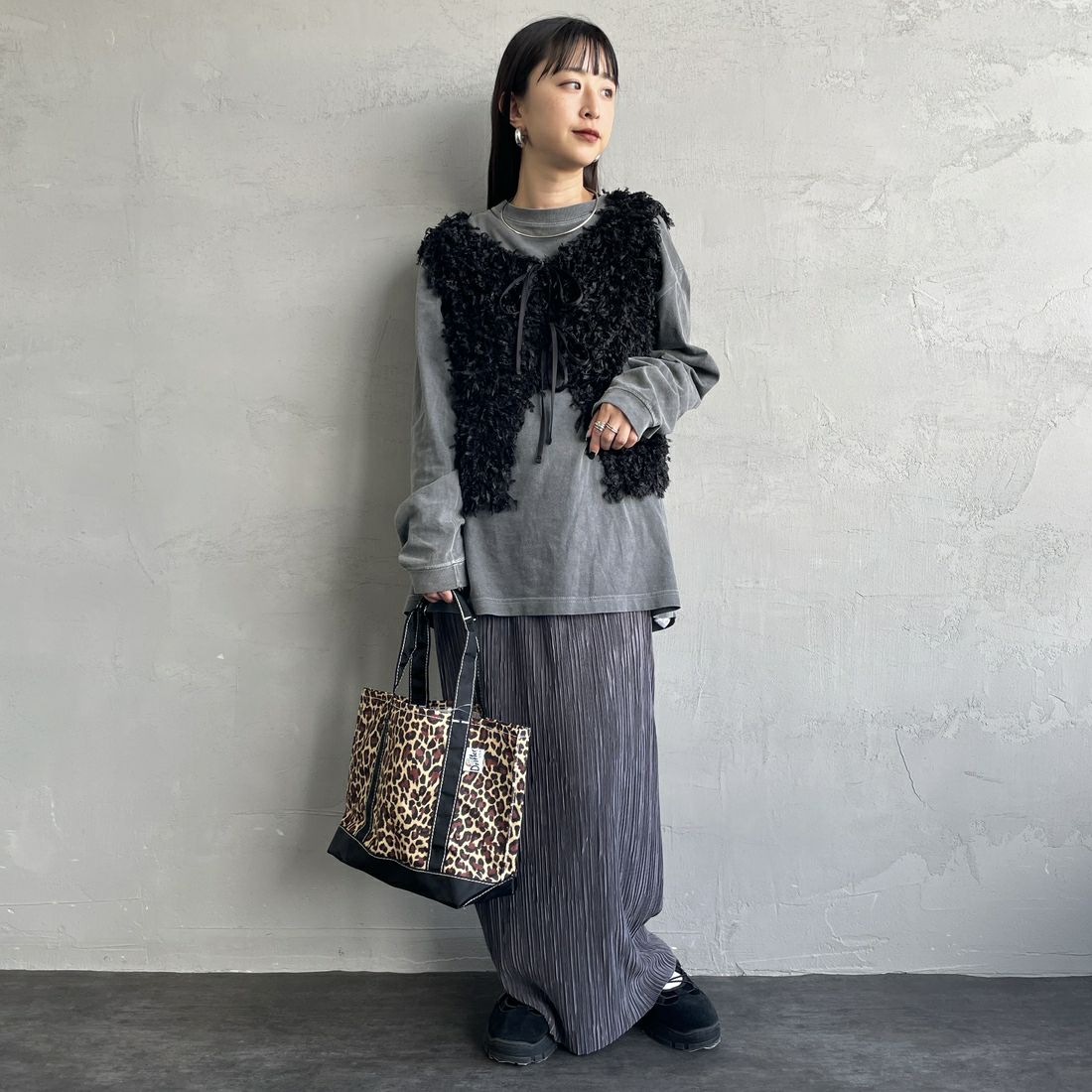 nenom [ネノム] 前後2WAY フェザーフリンジショートベスト [NE24132007] 09 BLACK &&モデル身長：150cm 着用サイズ：F&&