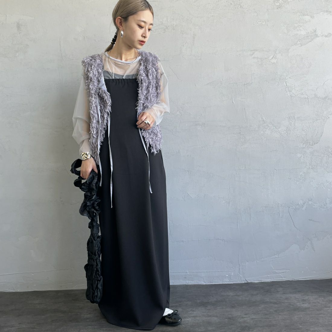 nenom [ネノム] 前後2WAY フェザーフリンジショートベスト [NE24132007] 07 GRAY &&モデル身長：150cm 着用サイズ：F&&