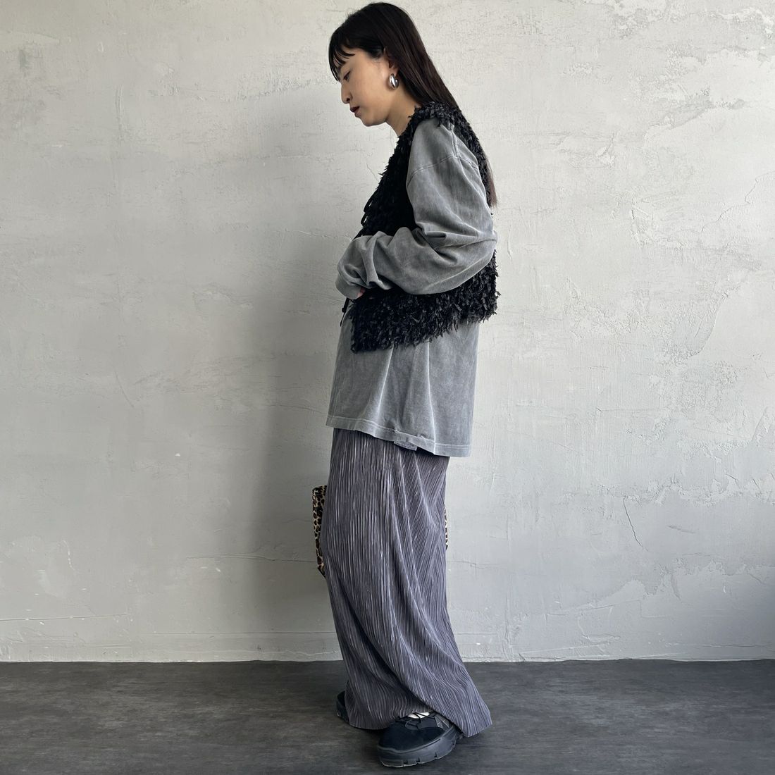 nenom [ネノム] 前後2WAY フェザーフリンジショートベスト [NE24132007] 09 BLACK &&モデル身長：150cm 着用サイズ：F&&