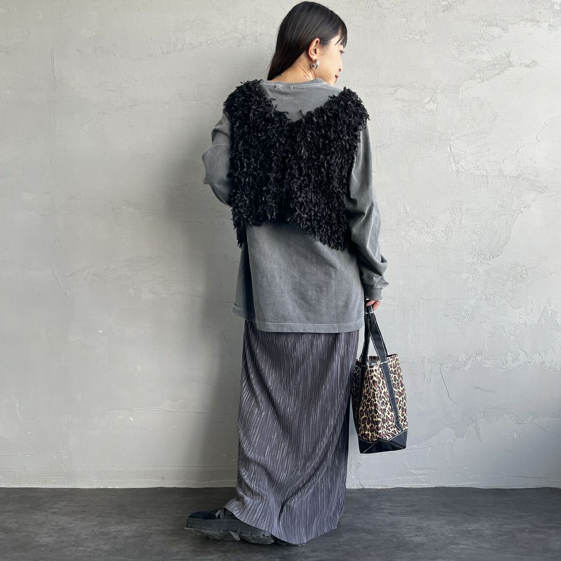 nenom [ネノム] 前後2WAY フェザーフリンジショートベスト [NE24132007] 09 BLACK &&モデル身長：150cm 着用サイズ：F&&