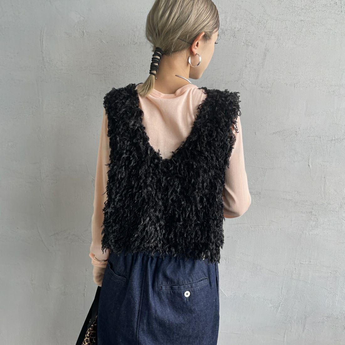 nenom [ネノム] 前後2WAY フェザーフリンジショートベスト [NE24132007] 09 BLACK &&モデル身長：150cm 着用サイズ：F&&