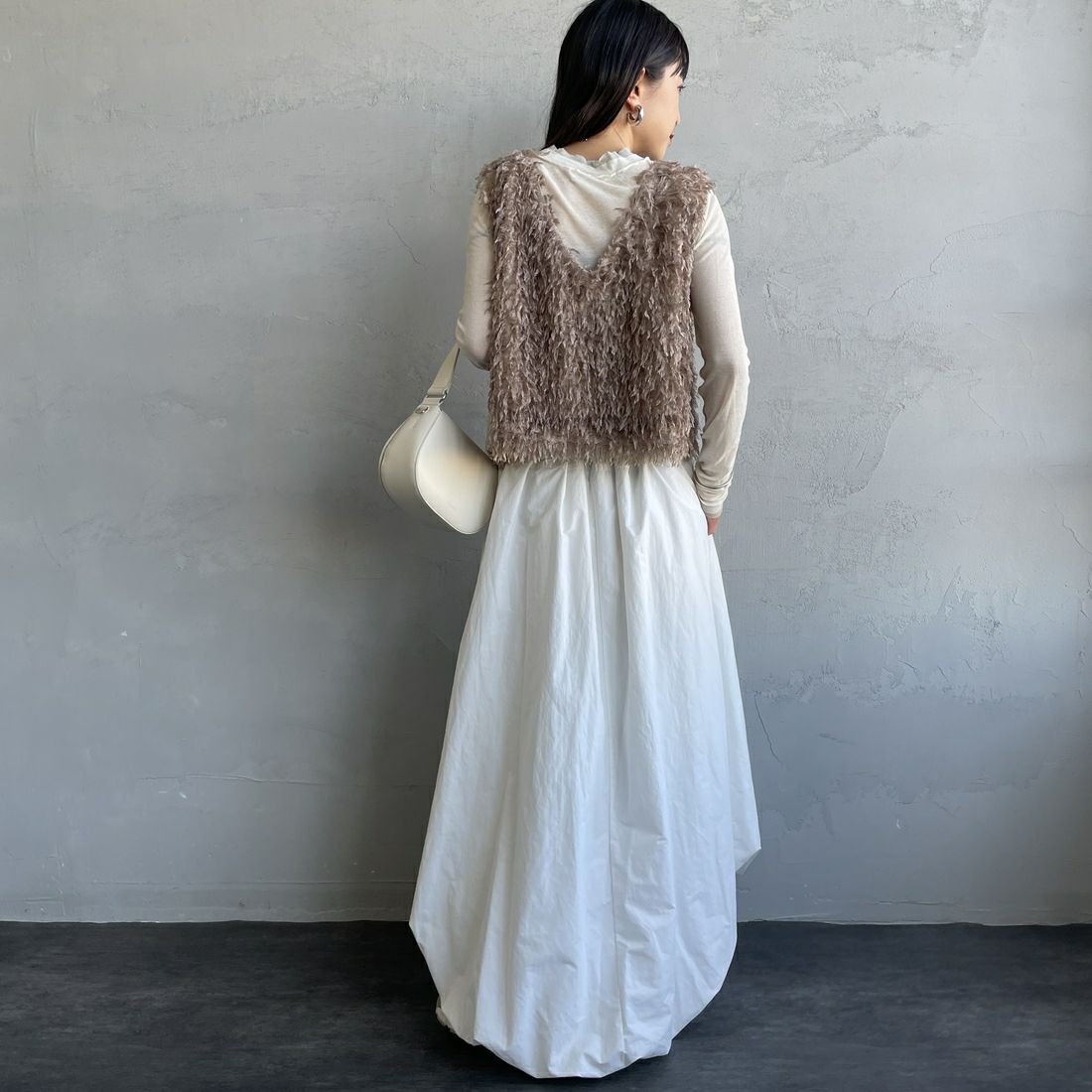 nenom [ネノム] 前後2WAY フェザーフリンジショートベスト [NE24132007] 26 MOCHA &&モデル身長：150cm 着用サイズ：F&&