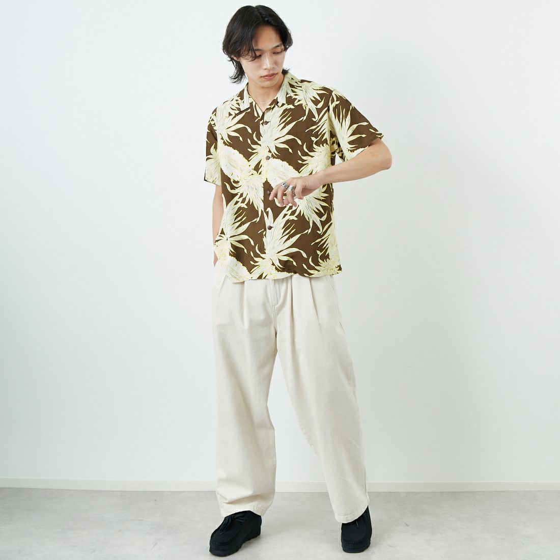SUN SURF [サンサーフ] レーヨンハワイアンシャツ [SS39413] 138 BROWN&&モデル身長：179cm 着用サイズ：M&&
