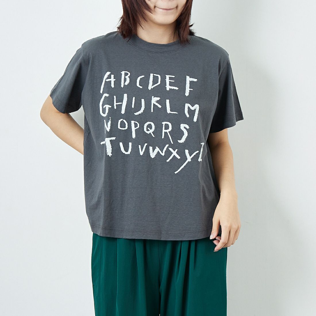 tumugu: [ツムグ] ラフィ天竺プリントTシャツ [TC25201] 88 CHARCOA &&モデル身長：167cm 着用サイズ：F&&
