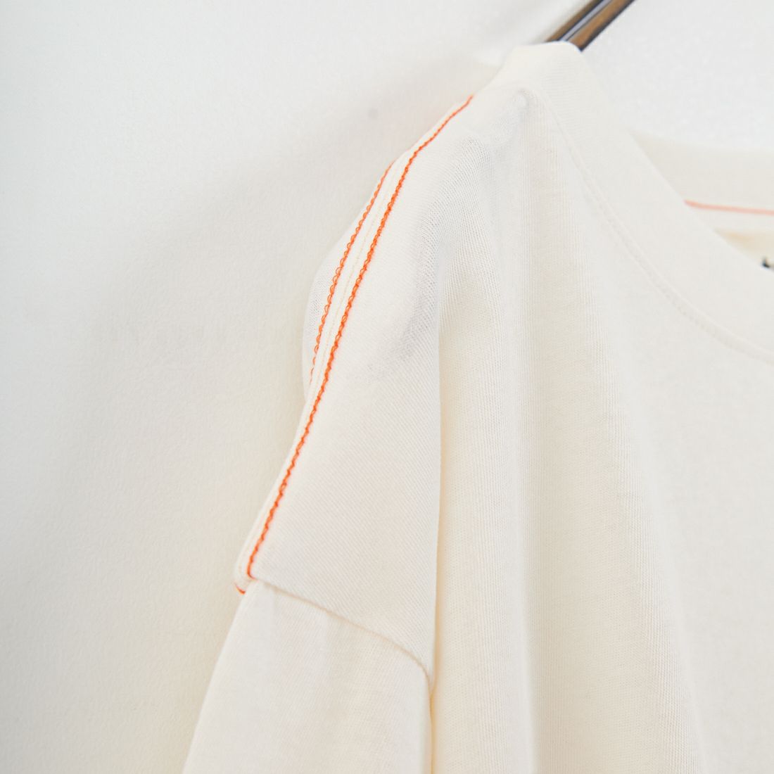 tumugu: [ツムグ] DEPEND天竺 プリント裾ラウンドTシャツ [TC25210] 04 IVORY