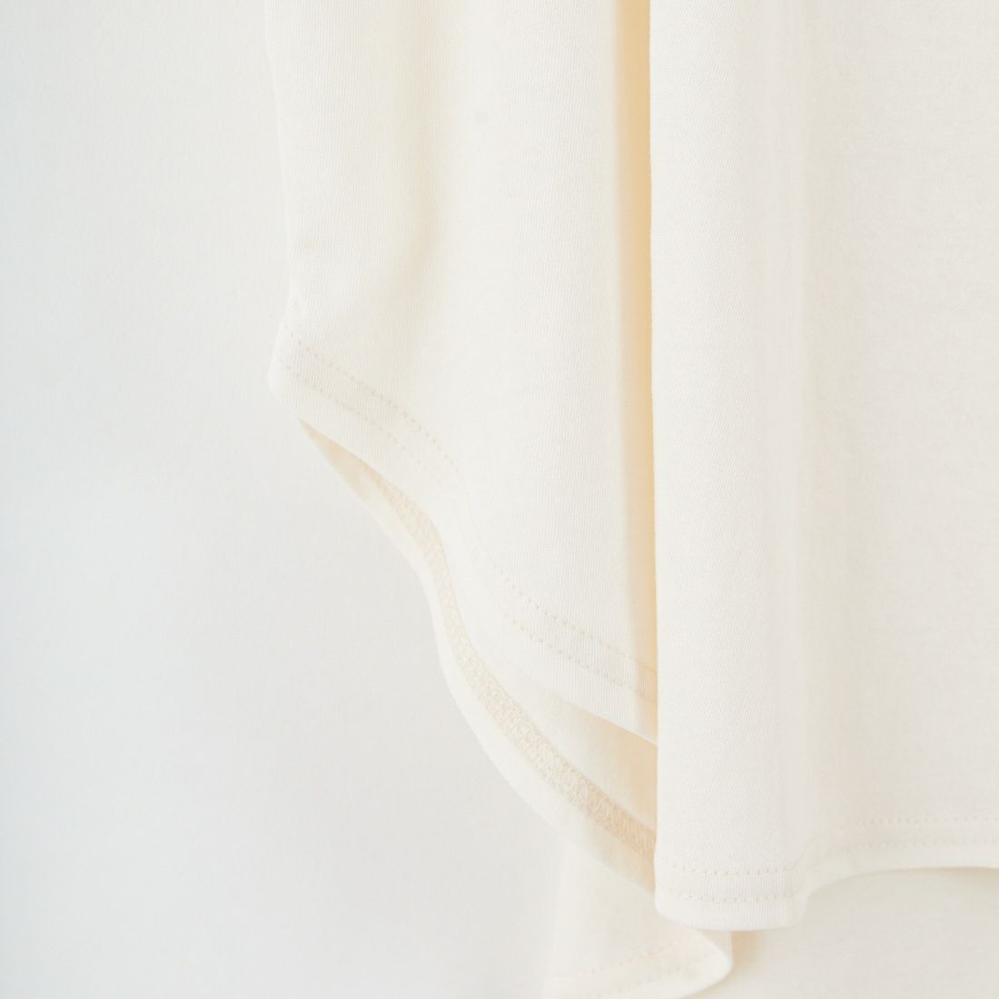 tumugu: [ツムグ] DEPEND天竺 プリント裾ラウンドTシャツ [TC25210] 04 IVORY