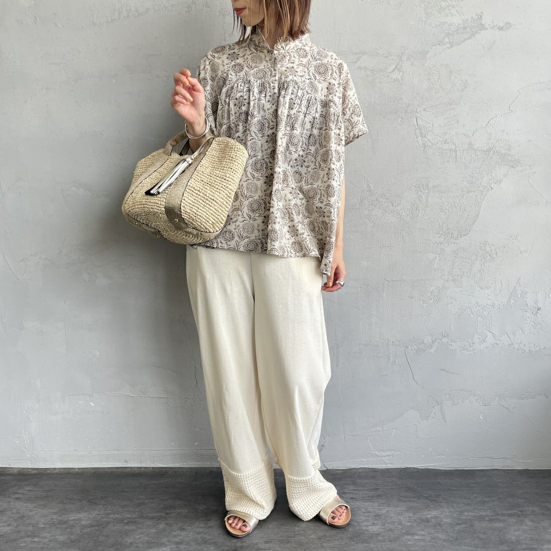 soil [ソイル] ツートーンフラワープリントフレンチスリーブシャツ [NSL25081] 8288 BE/BR &&モデル身長：158cm 着用サイズ：1&&