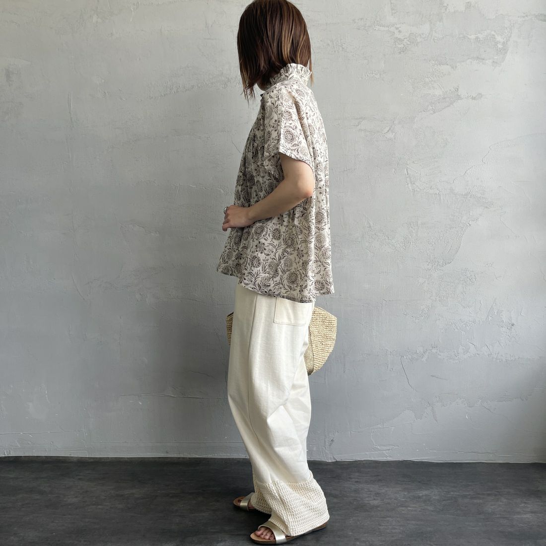 soil [ソイル] ツートーンフラワープリントフレンチスリーブシャツ [NSL25081] 8288 BE/BR &&モデル身長：158cm 着用サイズ：1&&
