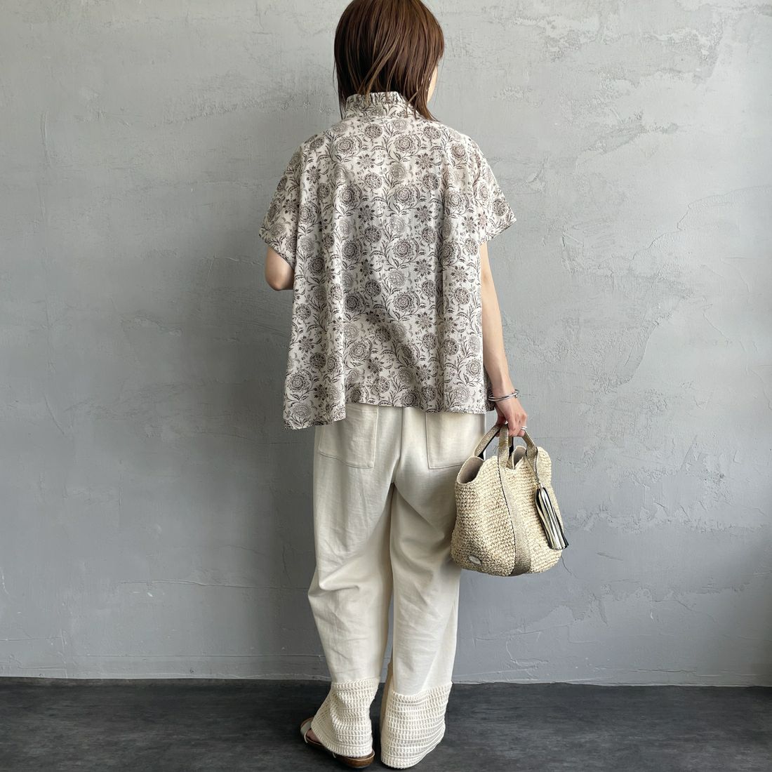 soil [ソイル] ツートーンフラワープリントフレンチスリーブシャツ [NSL25081] 8288 BE/BR &&モデル身長：158cm 着用サイズ：1&&