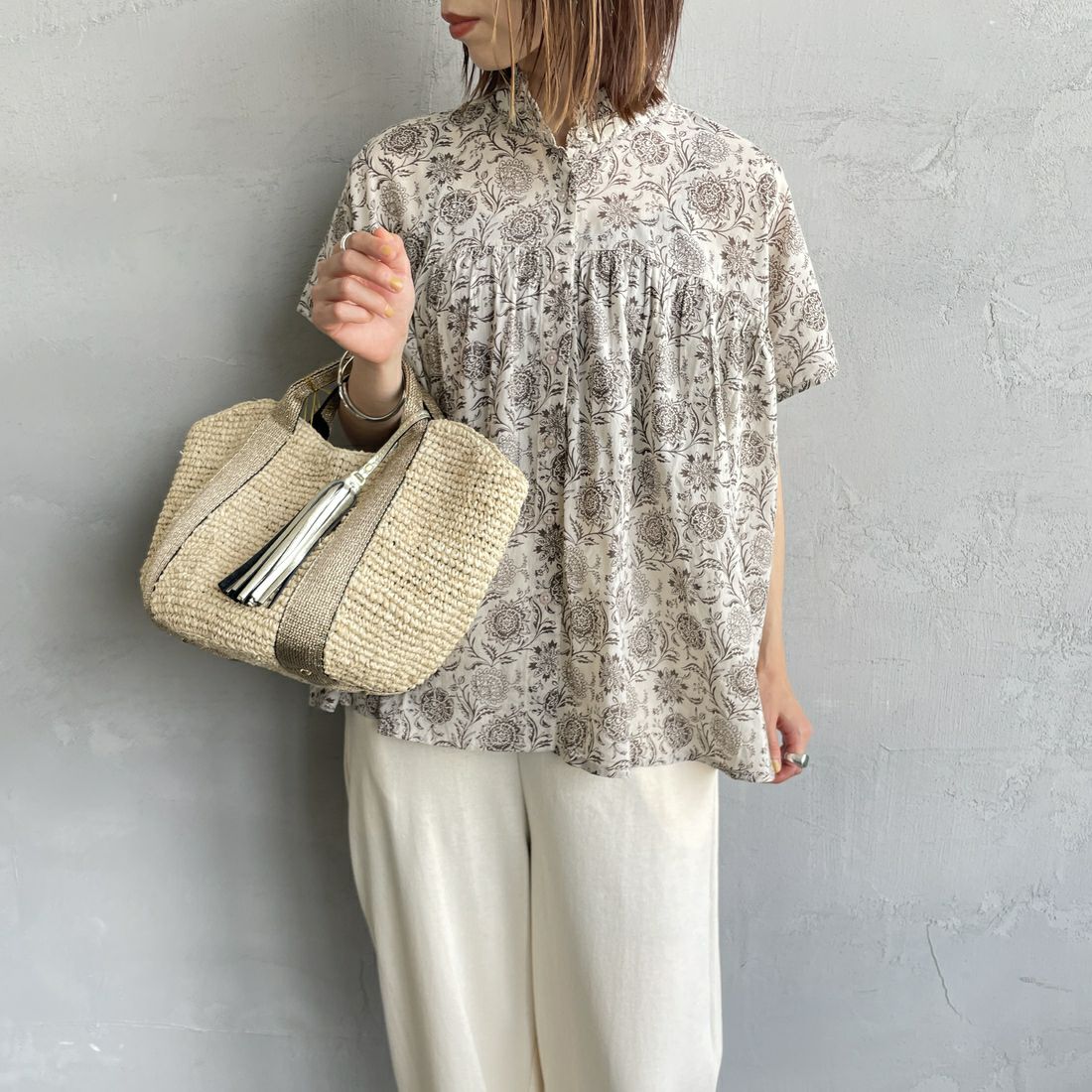 soil [ソイル] ツートーンフラワープリントフレンチスリーブシャツ [NSL25081] 8288 BE/BR &&モデル身長：158cm 着用サイズ：1&&