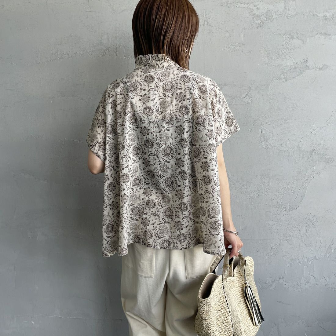 soil [ソイル] ツートーンフラワープリントフレンチスリーブシャツ [NSL25081] 8288 BE/BR &&モデル身長：158cm 着用サイズ：1&&