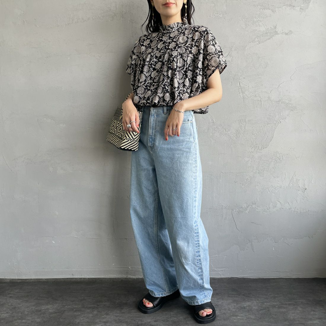 soil [ソイル] ツートーンフラワープリントフレンチスリーブシャツ [NSL25081] 9982 BK/BE &&モデル身長：160cm 着用サイズ：1&&