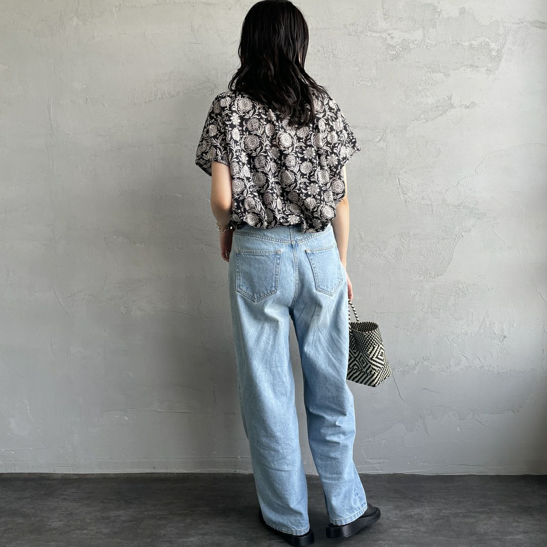 soil [ソイル] ツートーンフラワープリントフレンチスリーブシャツ [NSL25081] 9982 BK/BE &&モデル身長：160cm 着用サイズ：1&&