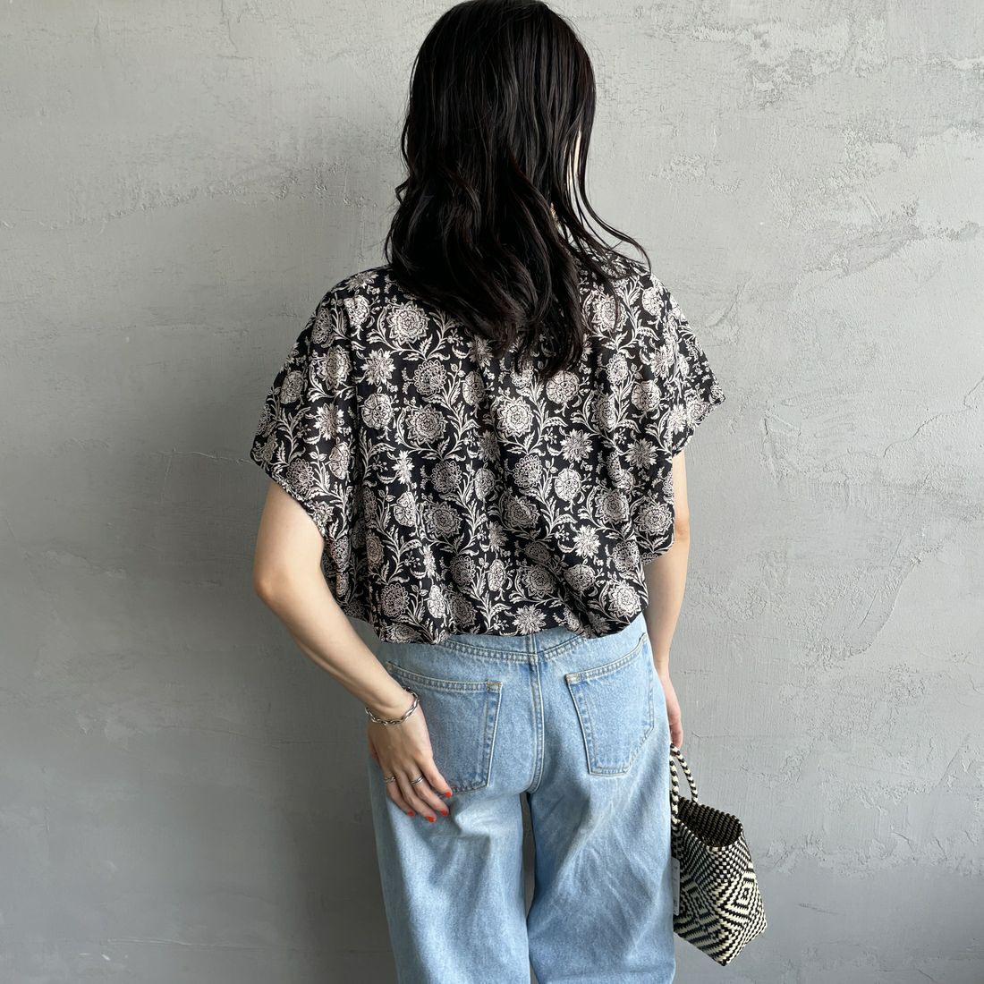 soil [ソイル] ツートーンフラワープリントフレンチスリーブシャツ [NSL25081] 9982 BK/BE &&モデル身長：160cm 着用サイズ：1&&