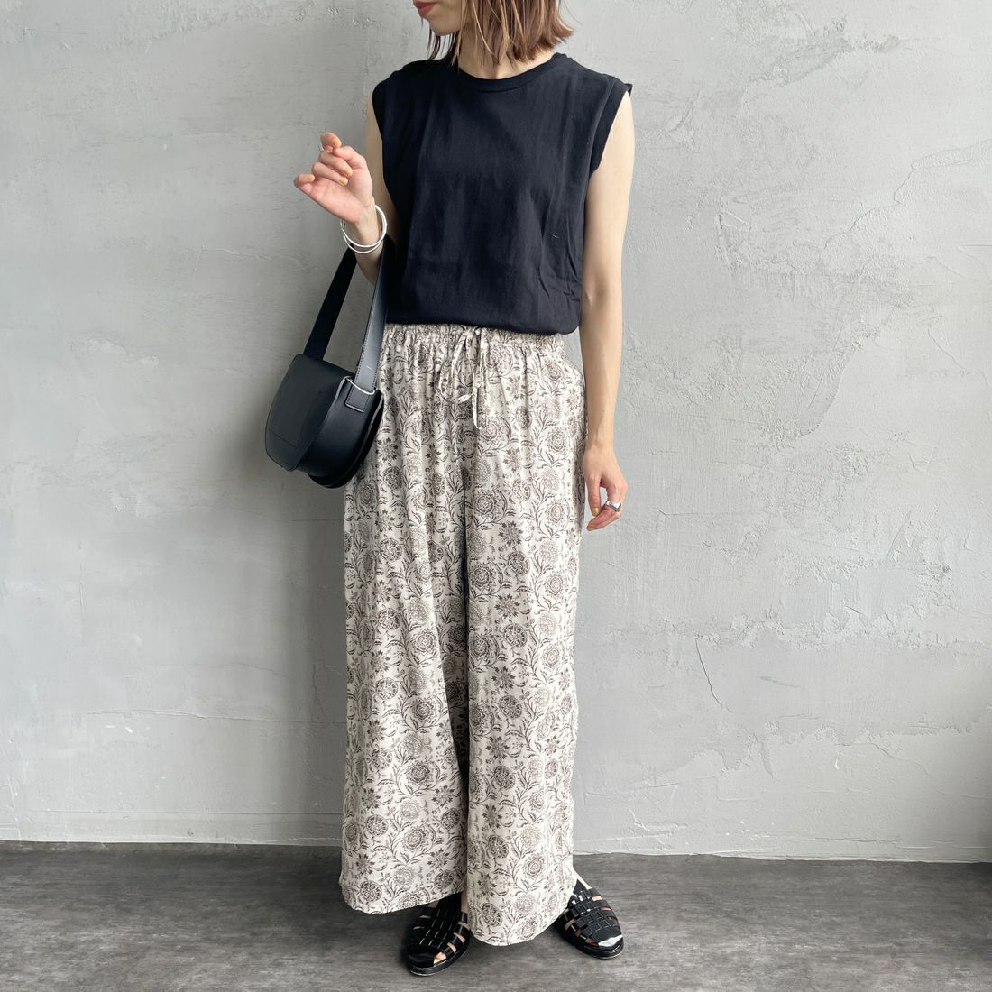 soil [ソイル] ツートーンフラワープリントイージーパンツ [NSL25086] 8288 BE/BR &&モデル身長：158cm 着用サイズ：2&&