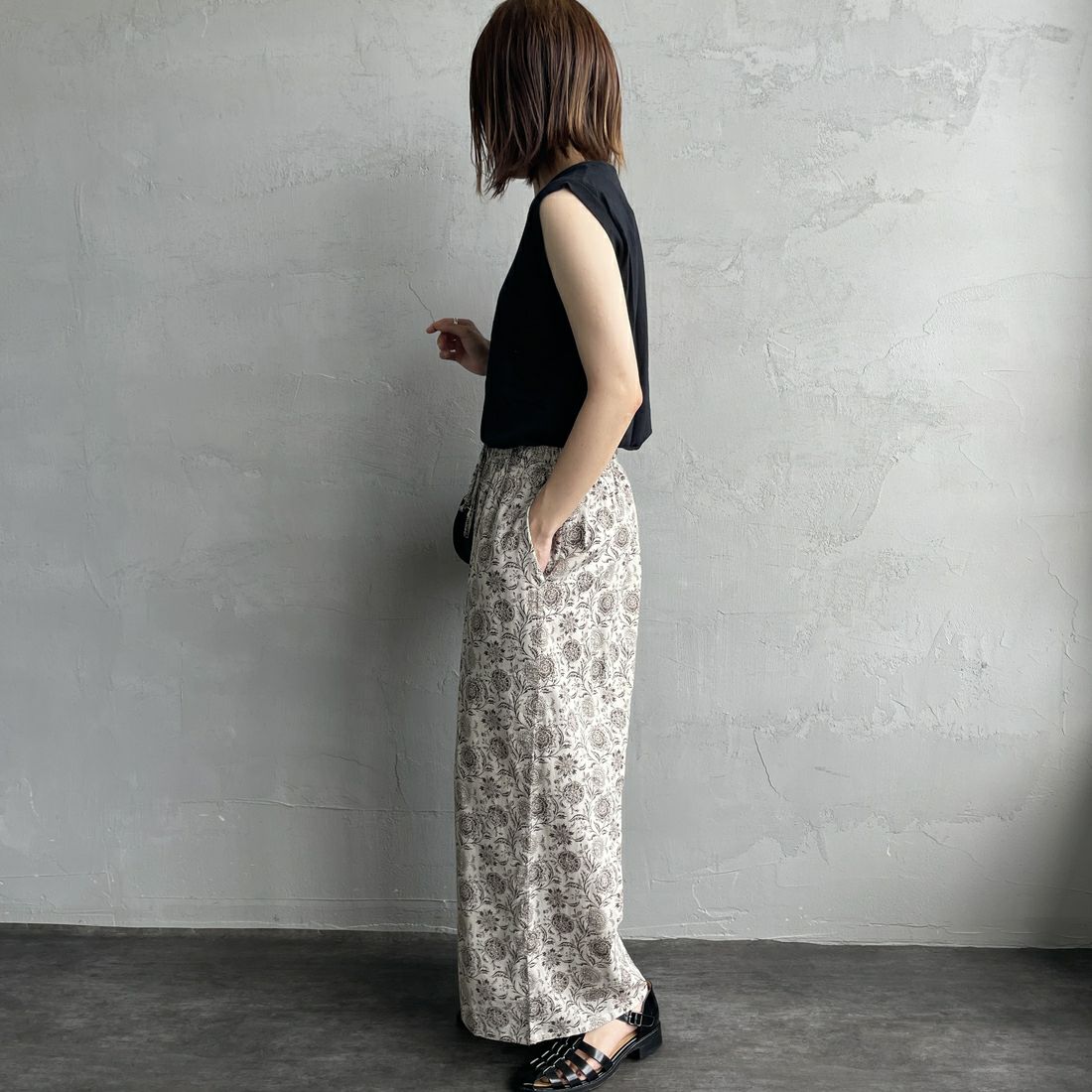 soil [ソイル] ツートーンフラワープリントイージーパンツ [NSL25086] 8288 BE/BR &&モデル身長：158cm 着用サイズ：2&&