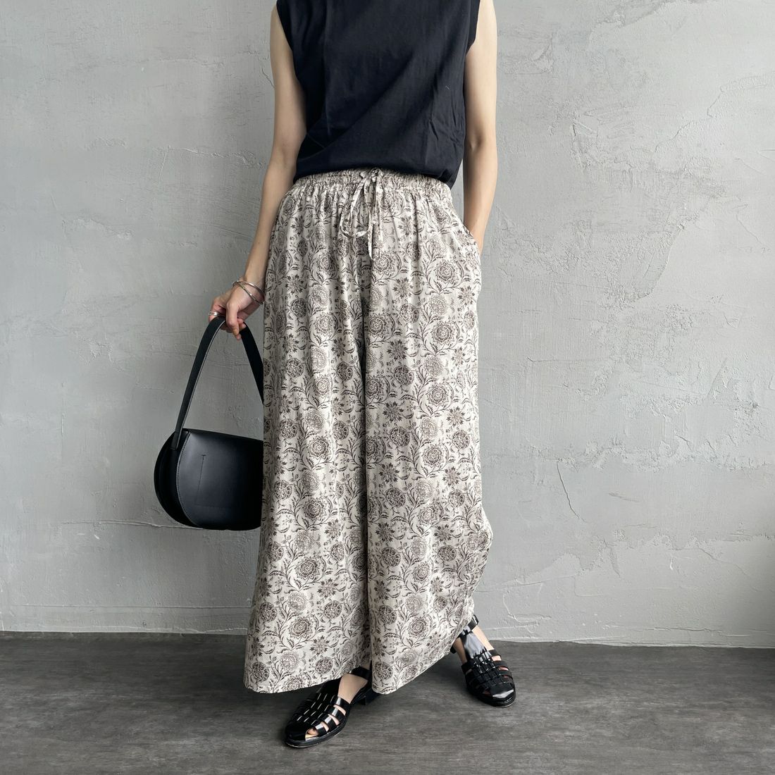 soil [ソイル] ツートーンフラワープリントイージーパンツ [NSL25086] 8288 BE/BR &&モデル身長：158cm 着用サイズ：2&&