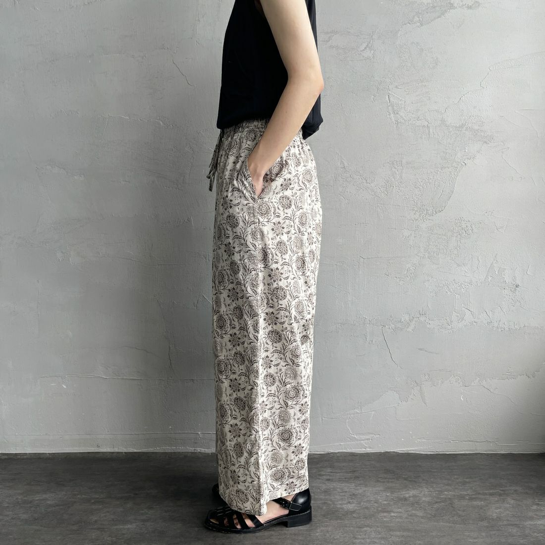 soil [ソイル] ツートーンフラワープリントイージーパンツ [NSL25086] 8288 BE/BR &&モデル身長：158cm 着用サイズ：2&&