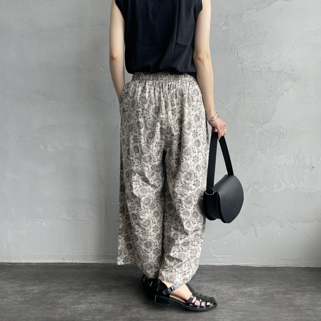 soil [ソイル] ツートーンフラワープリントイージーパンツ [NSL25086] 8288 BE/BR &&モデル身長：158cm 着用サイズ：2&&