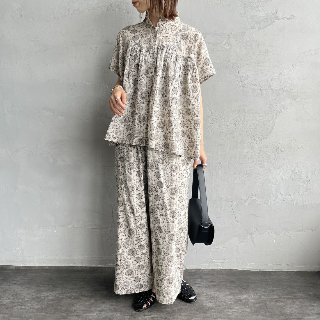 soil [ソイル] ツートーンフラワープリントイージーパンツ [NSL25086] 8288 BE/BR &&モデル身長：158cm 着用サイズ：2&&