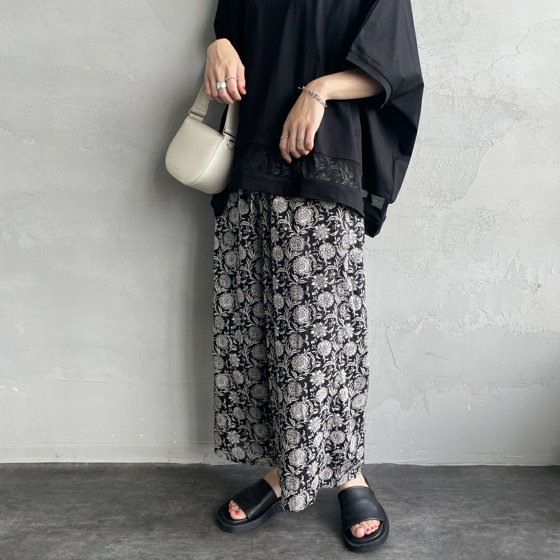 soil [ソイル] ツートーンフラワープリントイージーパンツ [NSL25086] 9982 BK/BE &&モデル身長：160cm 着用サイズ：2&&