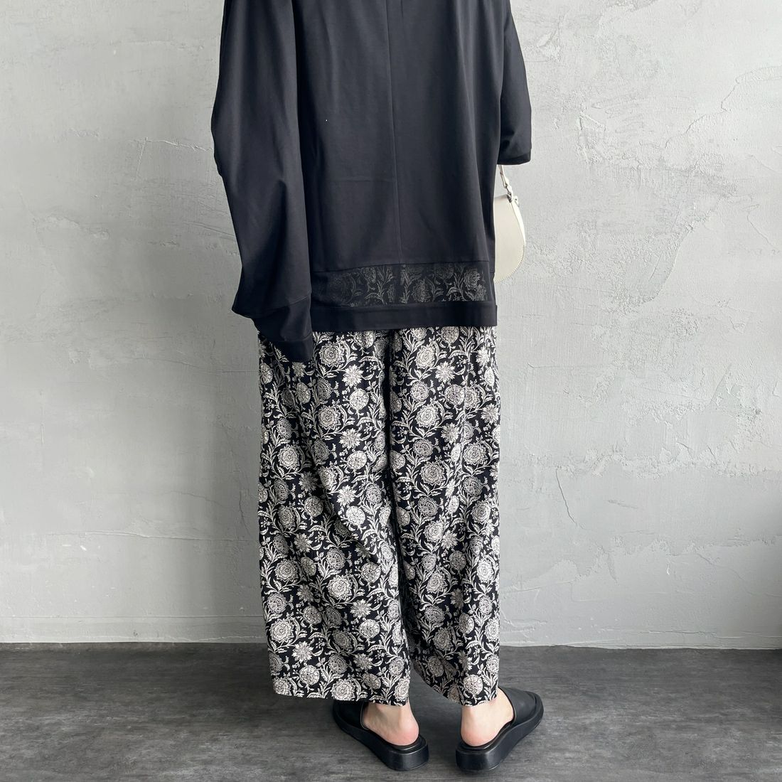 soil [ソイル] ツートーンフラワープリントイージーパンツ [NSL25086] 9982 BK/BE &&モデル身長：160cm 着用サイズ：2&&