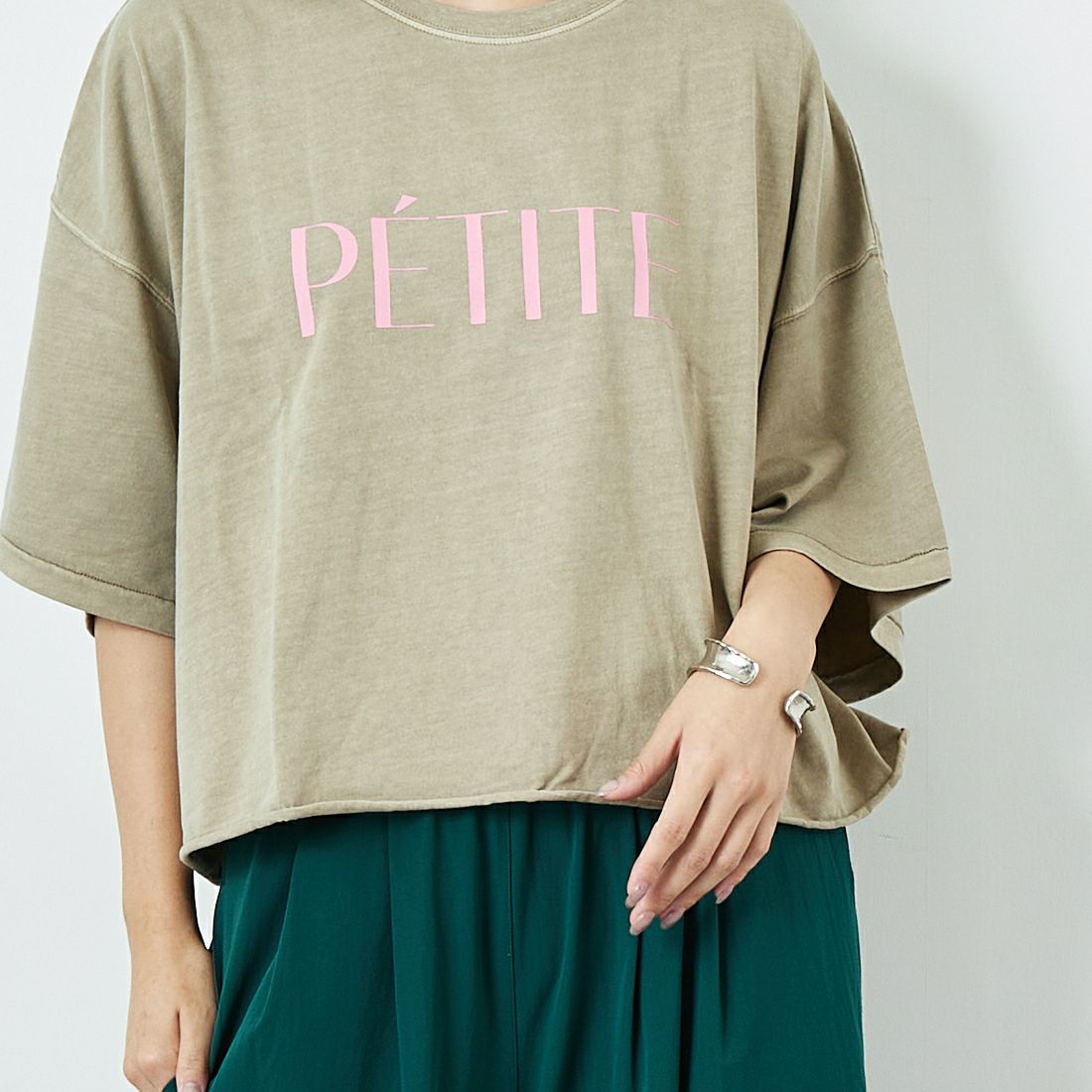 MICA&DEAL [マイカアンドディール] PETITE プリントTシャツ [0125209145] BEIGE &&モデル身長：167cm 着用サイズ：F&&