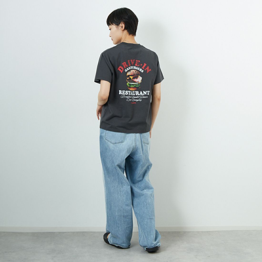 X-girl [エックスガール] ハンバーガー ディストレストTシャツ [105252011013] CHARCOAL &&モデル身長：160cm 着用サイズ：M&&