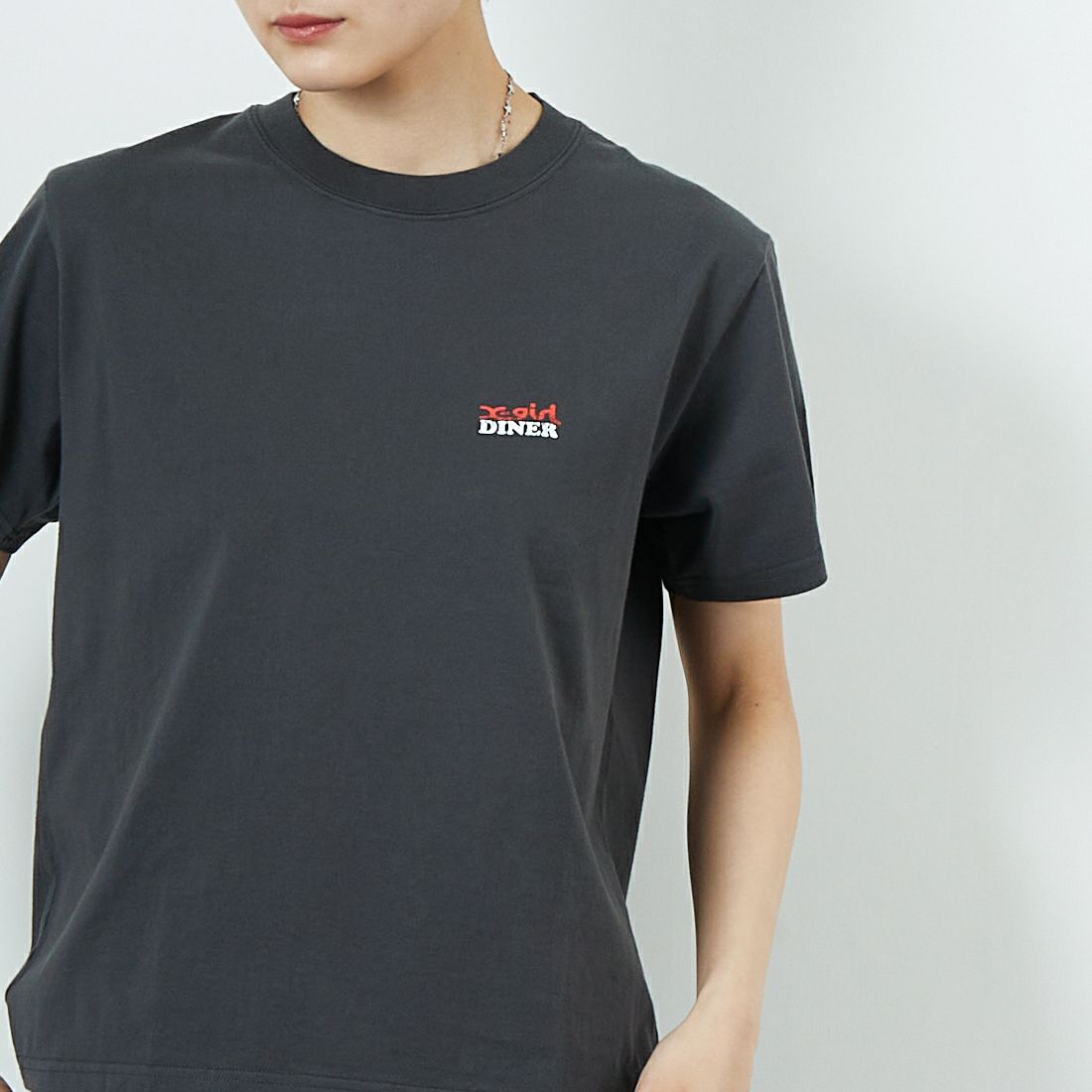 X-girl [エックスガール] ハンバーガー ディストレストTシャツ [105252011013] CHARCOAL &&モデル身長：160cm 着用サイズ：M&&
