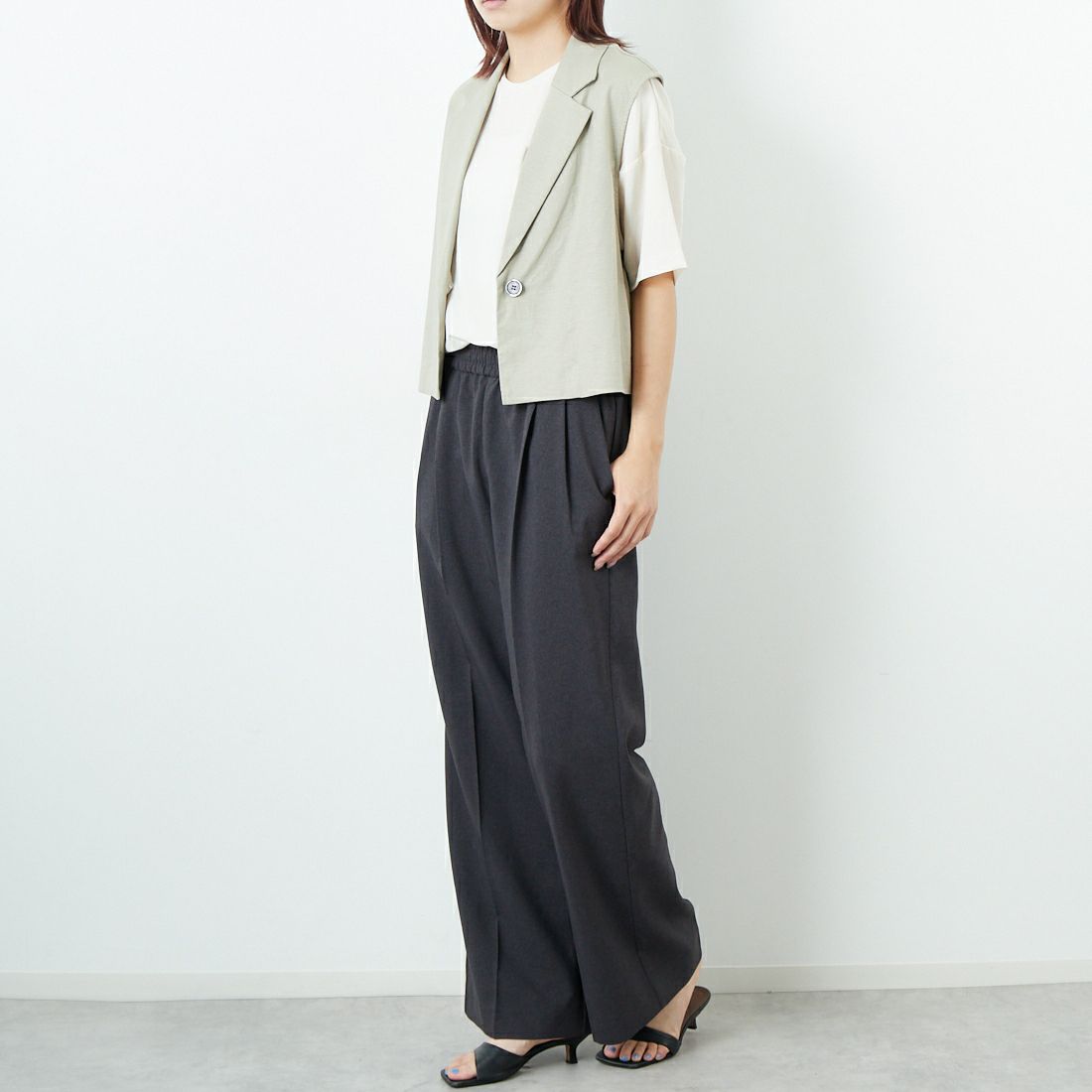 CLOCHE [クロシェ] ストレッチリネンテーラードベスト [51285630] ﾍﾞｰｼﾞｭ &&モデル身長：167cm 着用サイズ：2&&