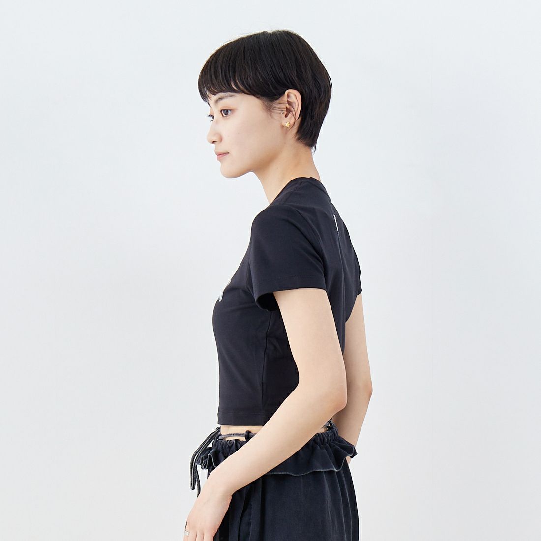 NIKE [ナイキ] ウィメンズ スリムクロップドTシャツ [HQ1710] 010 BLACK &&モデル身長：160cm 着用サイズ：M&&