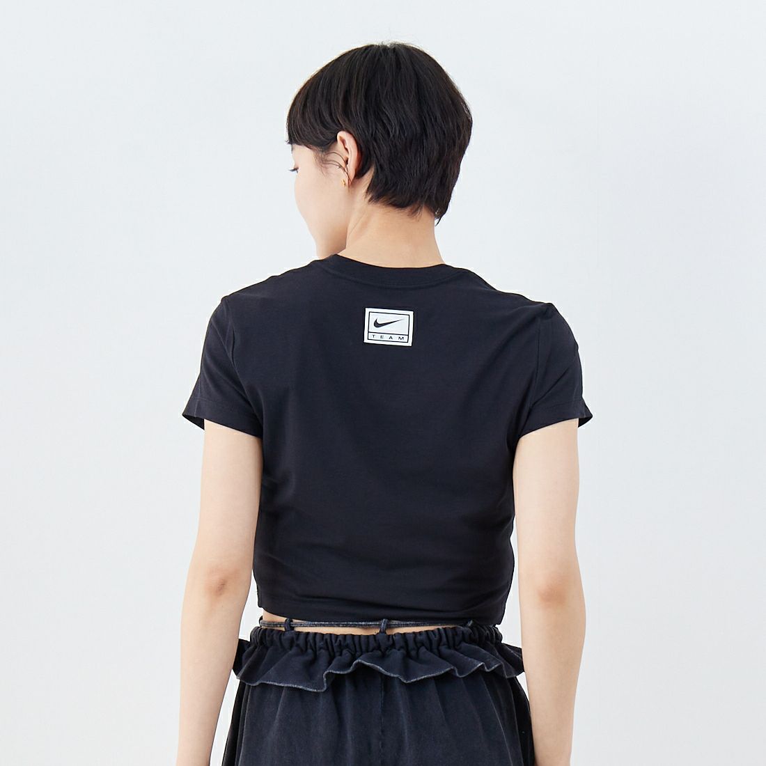 NIKE [ナイキ] ウィメンズ スリムクロップドTシャツ [HQ1710] 010 BLACK &&モデル身長：160cm 着用サイズ：M&&