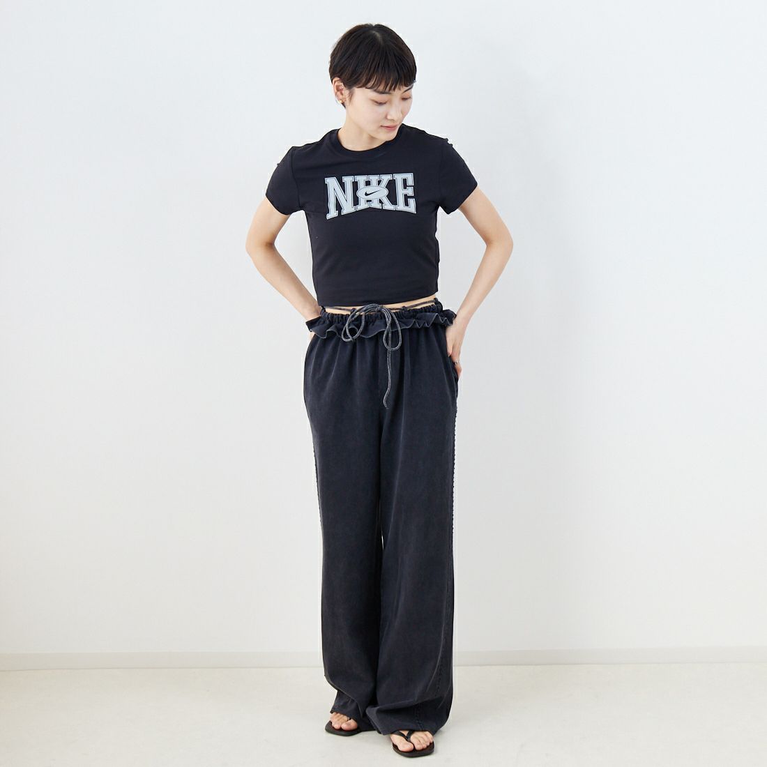 NIKE [ナイキ] ウィメンズ スリムクロップドTシャツ [HQ1710] 010 BLACK &&モデル身長：160cm 着用サイズ：M&&