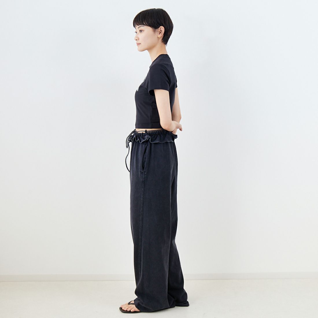 NIKE [ナイキ] ウィメンズ スリムクロップドTシャツ [HQ1710] 010 BLACK &&モデル身長：160cm 着用サイズ：M&&