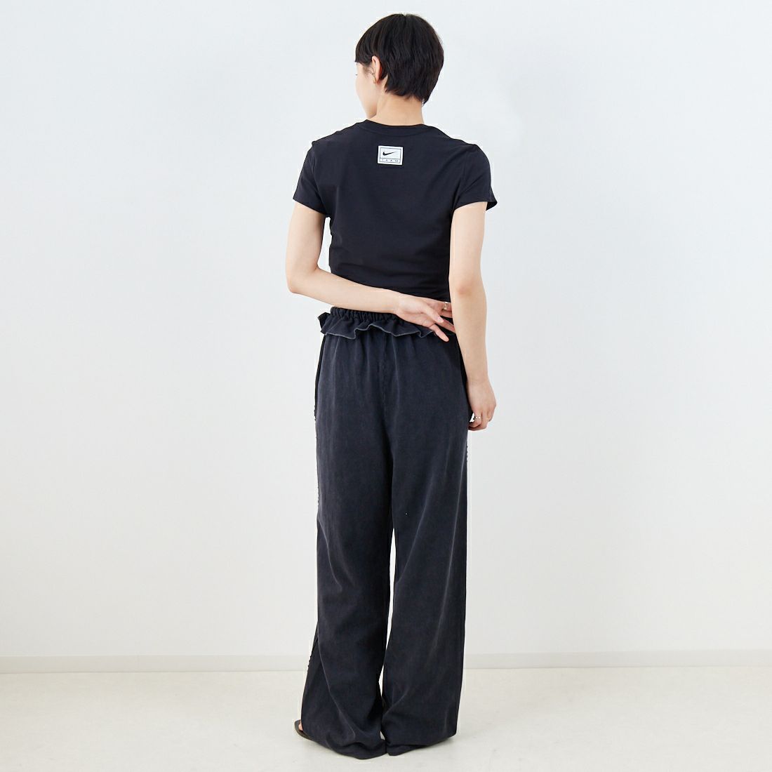 NIKE [ナイキ] ウィメンズ スリムクロップドTシャツ [HQ1710] 010 BLACK &&モデル身長：160cm 着用サイズ：M&&
