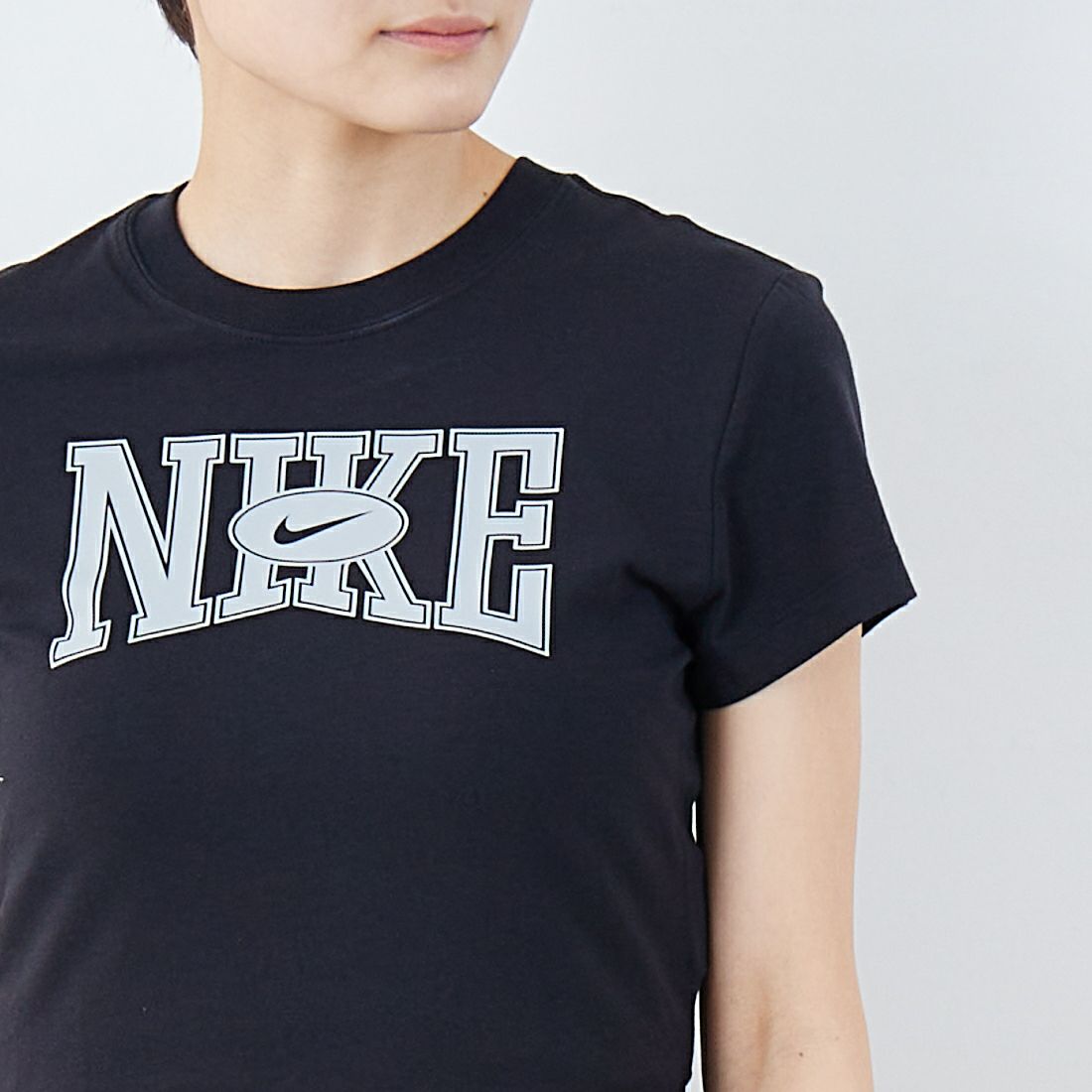 NIKE [ナイキ] ウィメンズ スリムクロップドTシャツ [HQ1710] 010 BLACK &&モデル身長：160cm 着用サイズ：M&&
