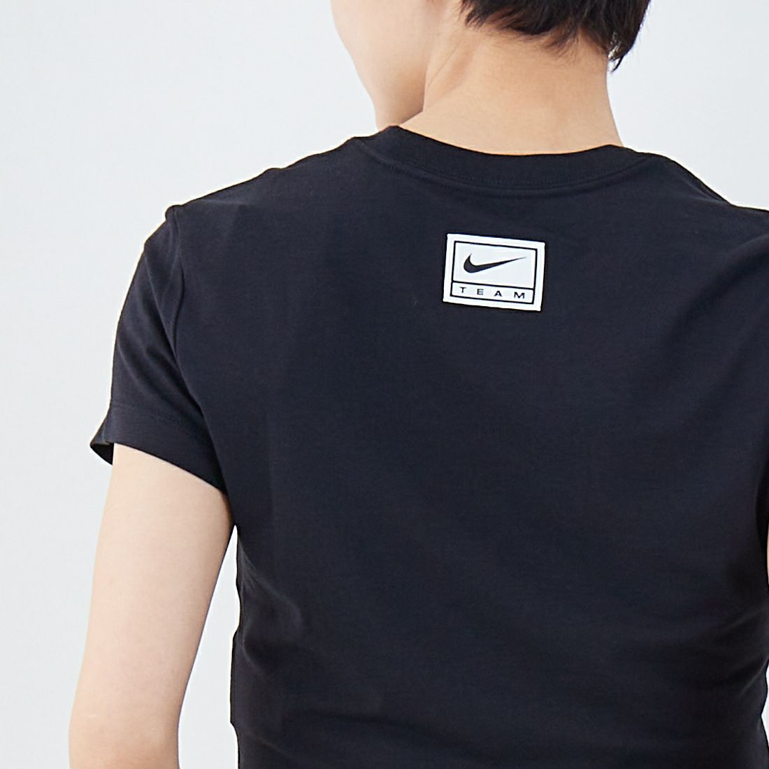 NIKE [ナイキ] ウィメンズ スリムクロップドTシャツ [HQ1710] 010 BLACK &&モデル身長：160cm 着用サイズ：M&&