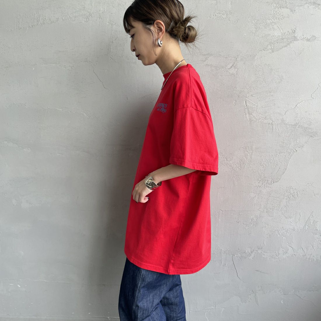 THE SHINZONE [ザ シンゾーン] MENINOS da PRAIA Tシャツ [25MMSCU04] 24 RED &&モデル身長：150cm 着用サイズ：F0&&