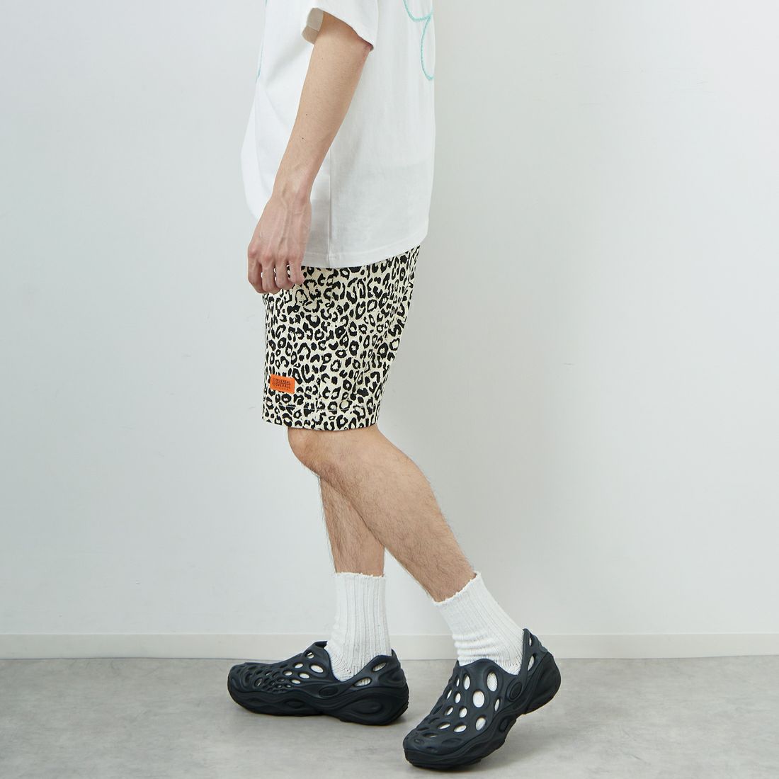 UNIVERSAL OVERALL [ユニバーサルオーバーオール] 別注 シェフショートパンツ [U2511657IN-JF] LEOPAED WH &&モデル身長：168cm 着用サイズ：M&&